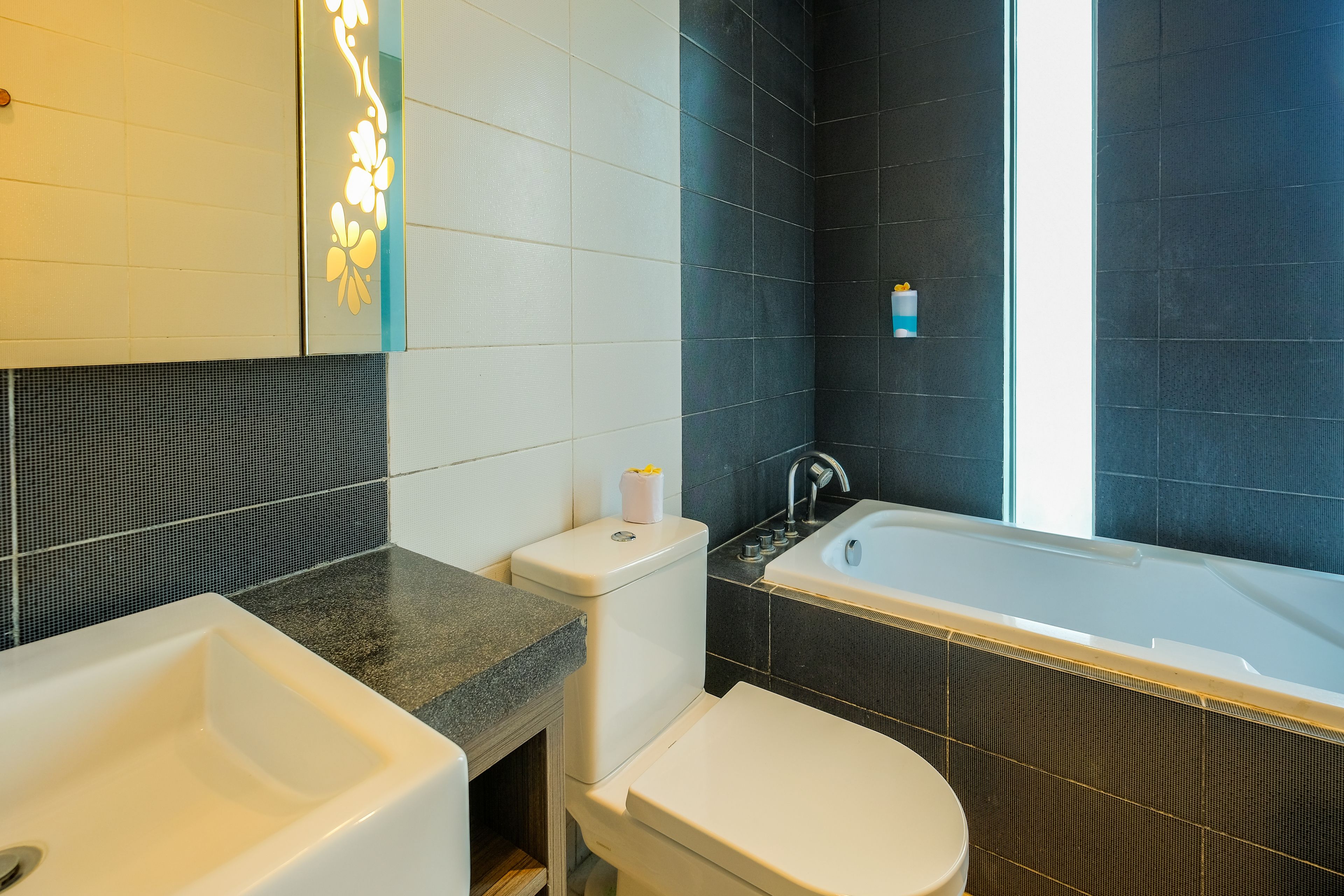 deluxe room | bathroom | towels