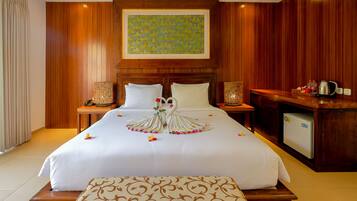 King Room with Pool View | Meja kerja, Wi-Fi gratis, dan seprai linen