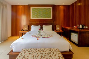King Room with Pool View | Desk, free WiFi, bed sheets - Papillon Echo Beach (Canggu)