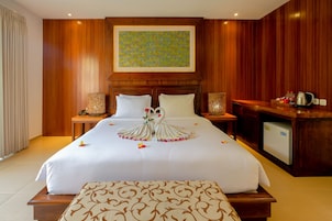Quarto, 1 cama King, vista para a piscina | Escrivaninha, Wi-Fi de cortesia, roupa de cama