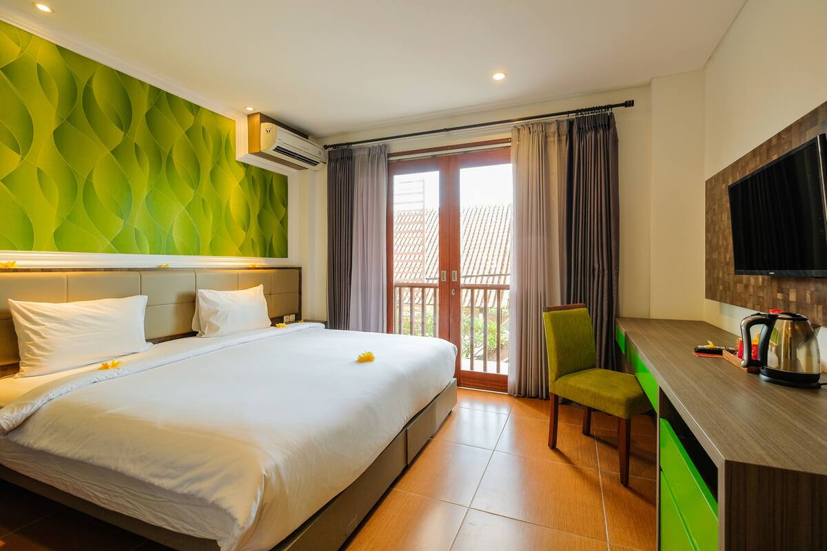Desk, free WiFi, bed sheets