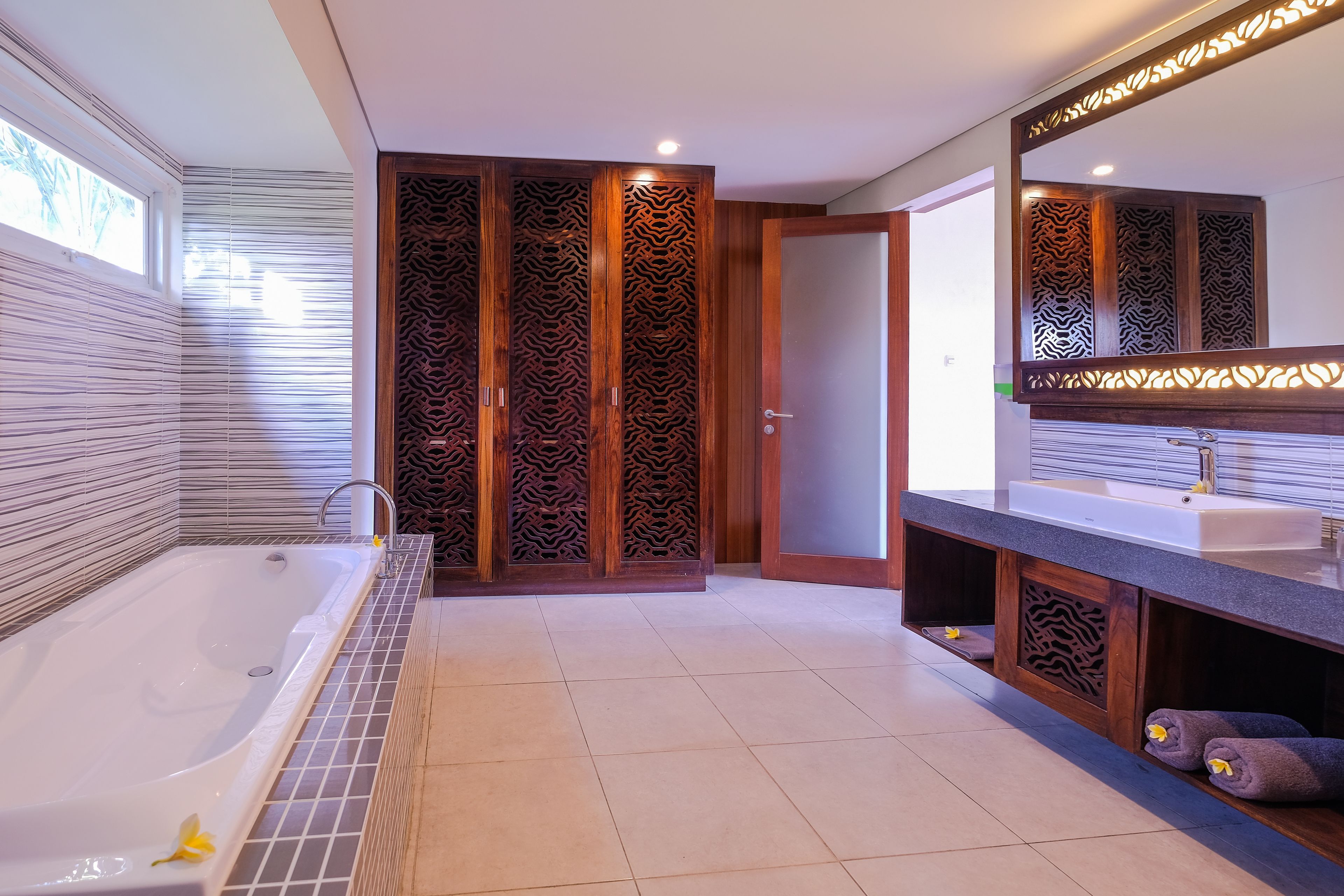 double room with garden view | bathroom | towels