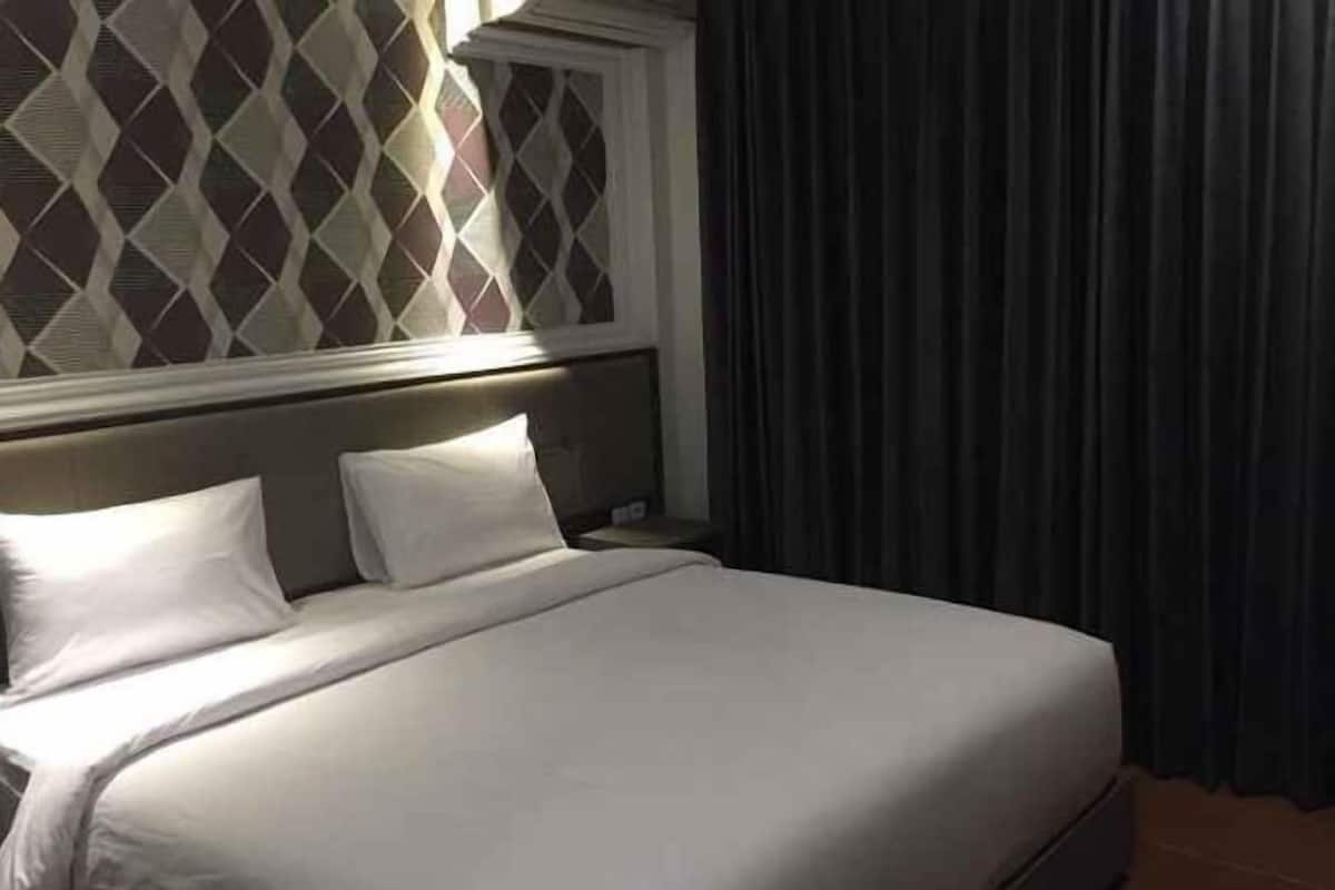 Desk, free WiFi, bed sheets