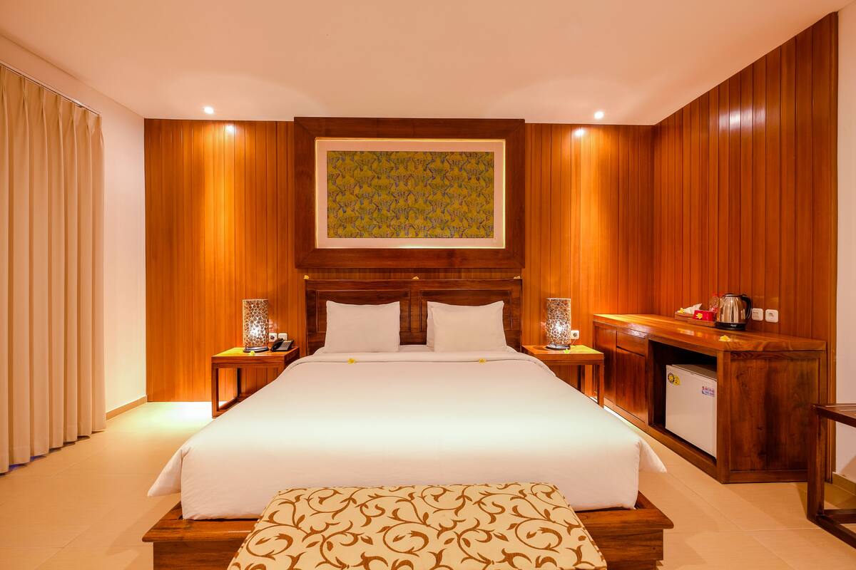 Desk, free WiFi, bed sheets