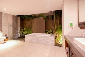 Chambre, 1 très grand lit, vue piscine | Salle de bain