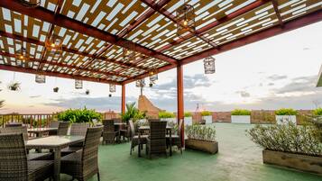 Breakfast and lunch served, local and international cuisine