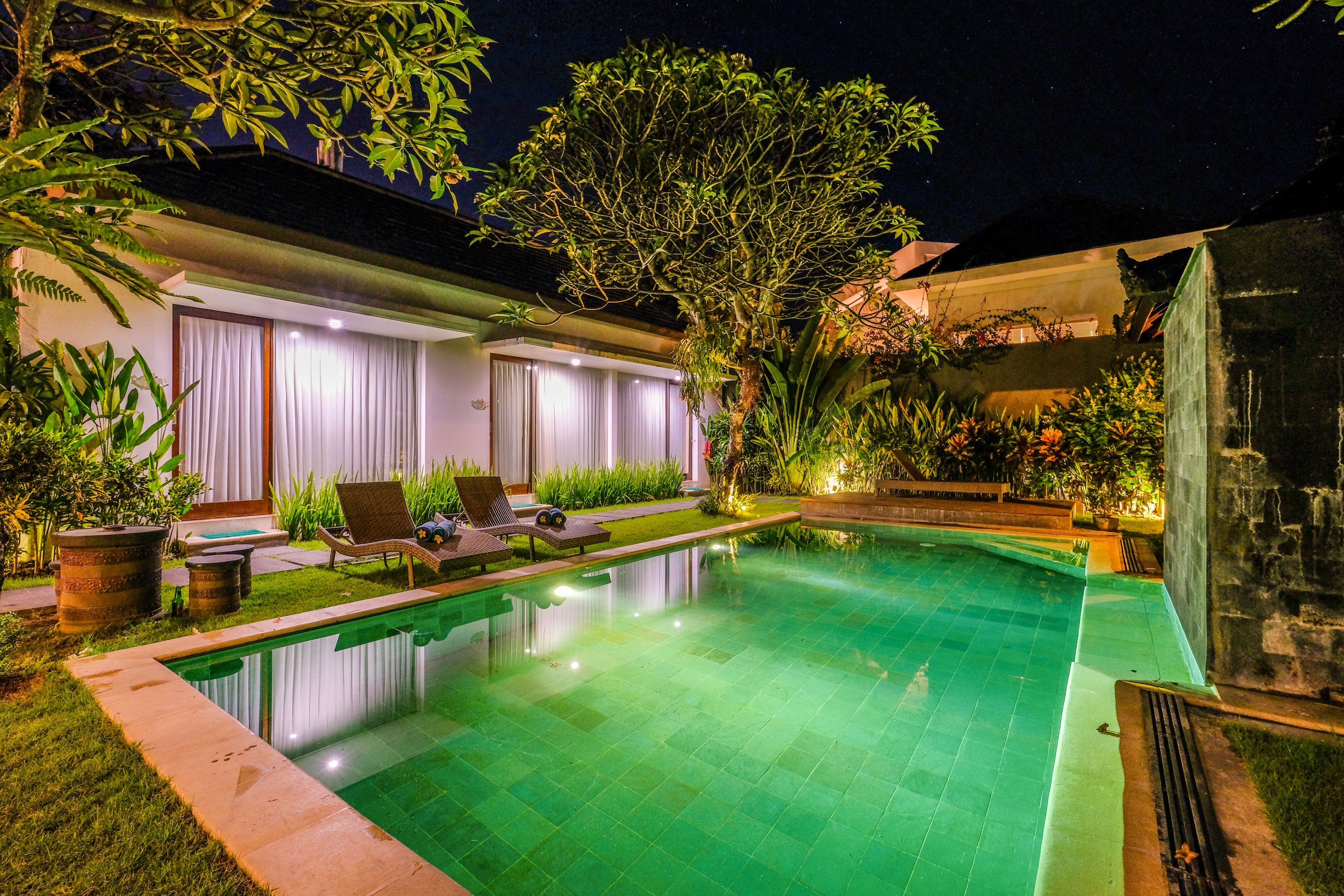 3 outdoor pools, pool loungers