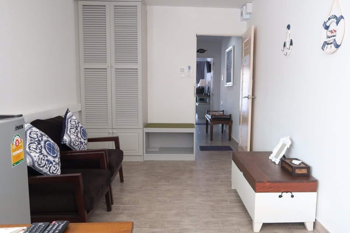Attico Classic, 1 letto king | Area soggiorno | TV a schermo piatto 32 pollici con canali satellitari, TV