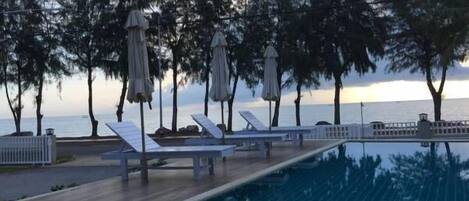 Una piscina al aire libre