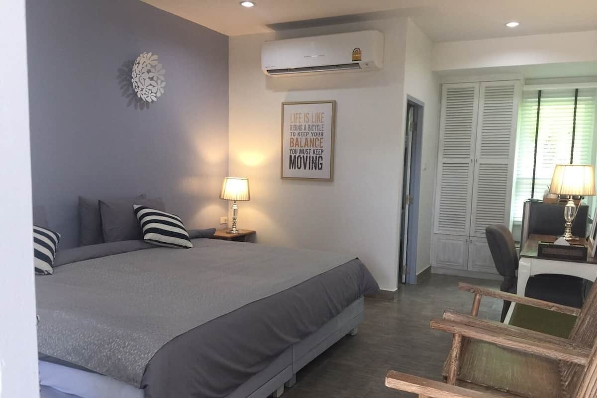 Superior Balcony with Garden and Sea View | Minibar, una scrivania, Wi-Fi gratuito