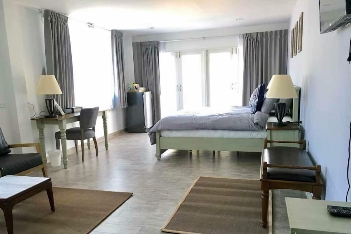 Attico Tradizionale, 1 letto king | Minibar, una scrivania, Wi-Fi gratuito
