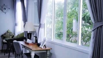 Family Room | Minibar, desk, free WiFi