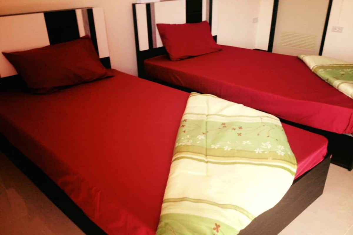 Quarto duplo básico, 2 camas de solteiro | Escrivaninha, Wi-Fi de cortesia