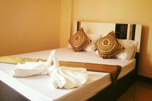 ベーシック ルーム ダブルベッド 1 台 | デスク、WiFi (無料)