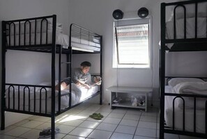 4 Bed Mixed Dorm | In-room safe, free WiFi, bed sheets - Gonow Family Backpackers Hostel (West End)