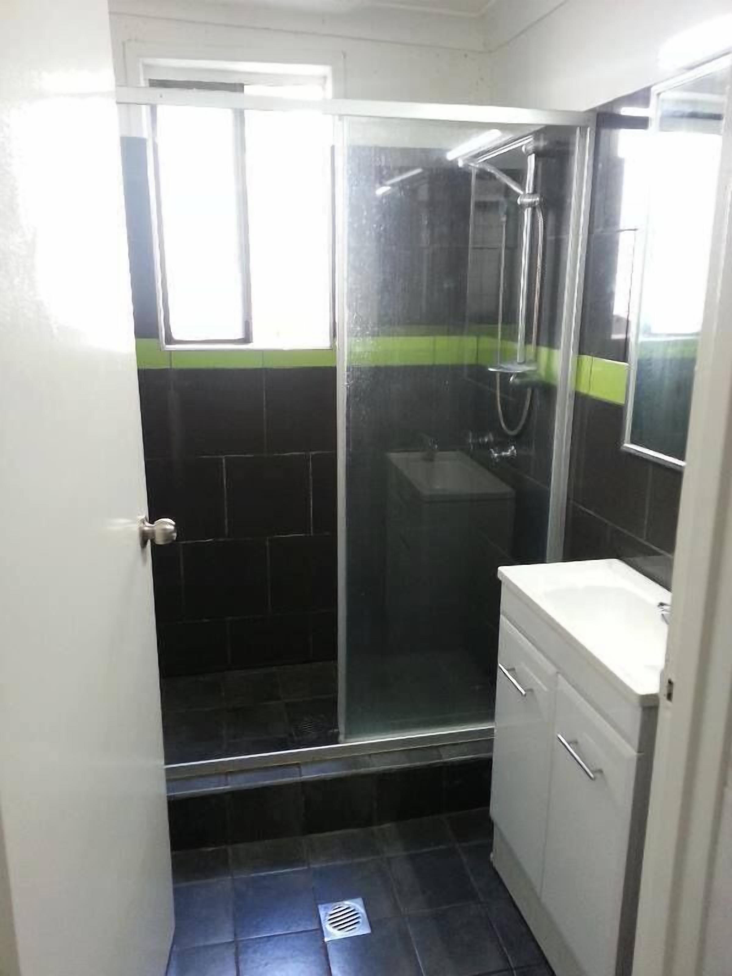 Shower, free toiletries, towels