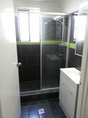 Douche, articles de toilette (gratuits), serviettes fournies