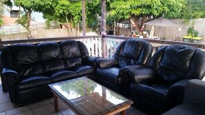 Property grounds - Gonow Family Backpackers Hostel (West End)