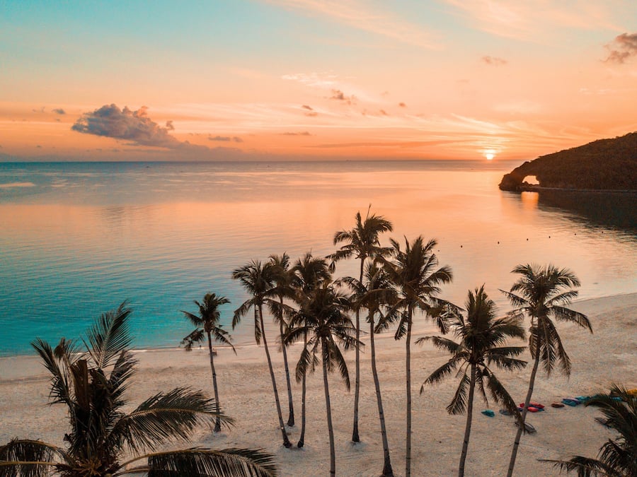 Una playa cerca, arena blanca, masajes en la playa