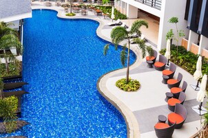 2 outdoor pools, open 7:00 AM to 10:00 PM, free pool cabanas