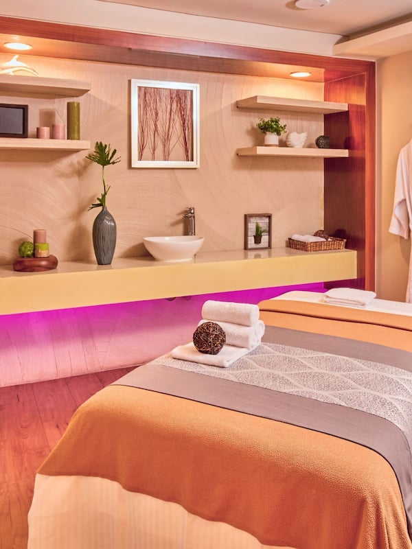 Couples treatment rooms, body treatments, hot stone massages