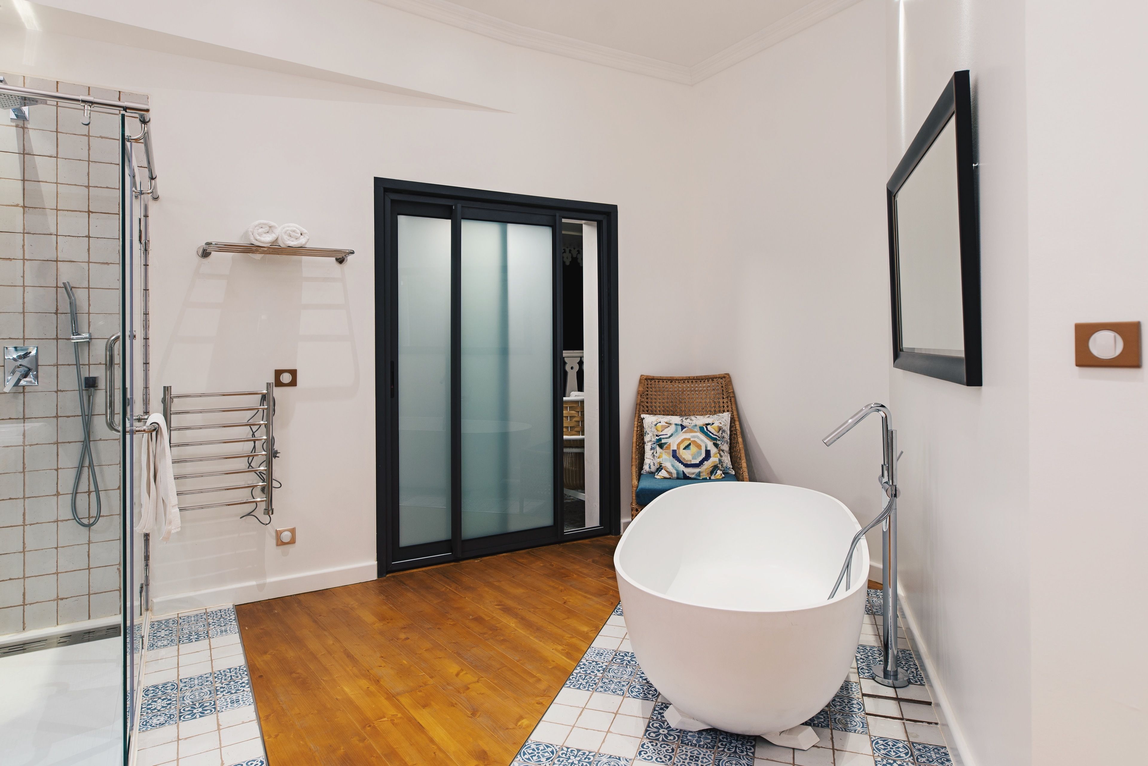 Suite Junior | Salle de bain | Articles de toilette gratuits, sèche-cheveux, serviettes fournies