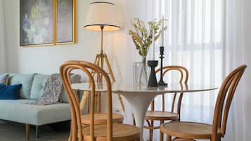 One Bedroom Apartment with Balcony | Opções para refeição no quarto
