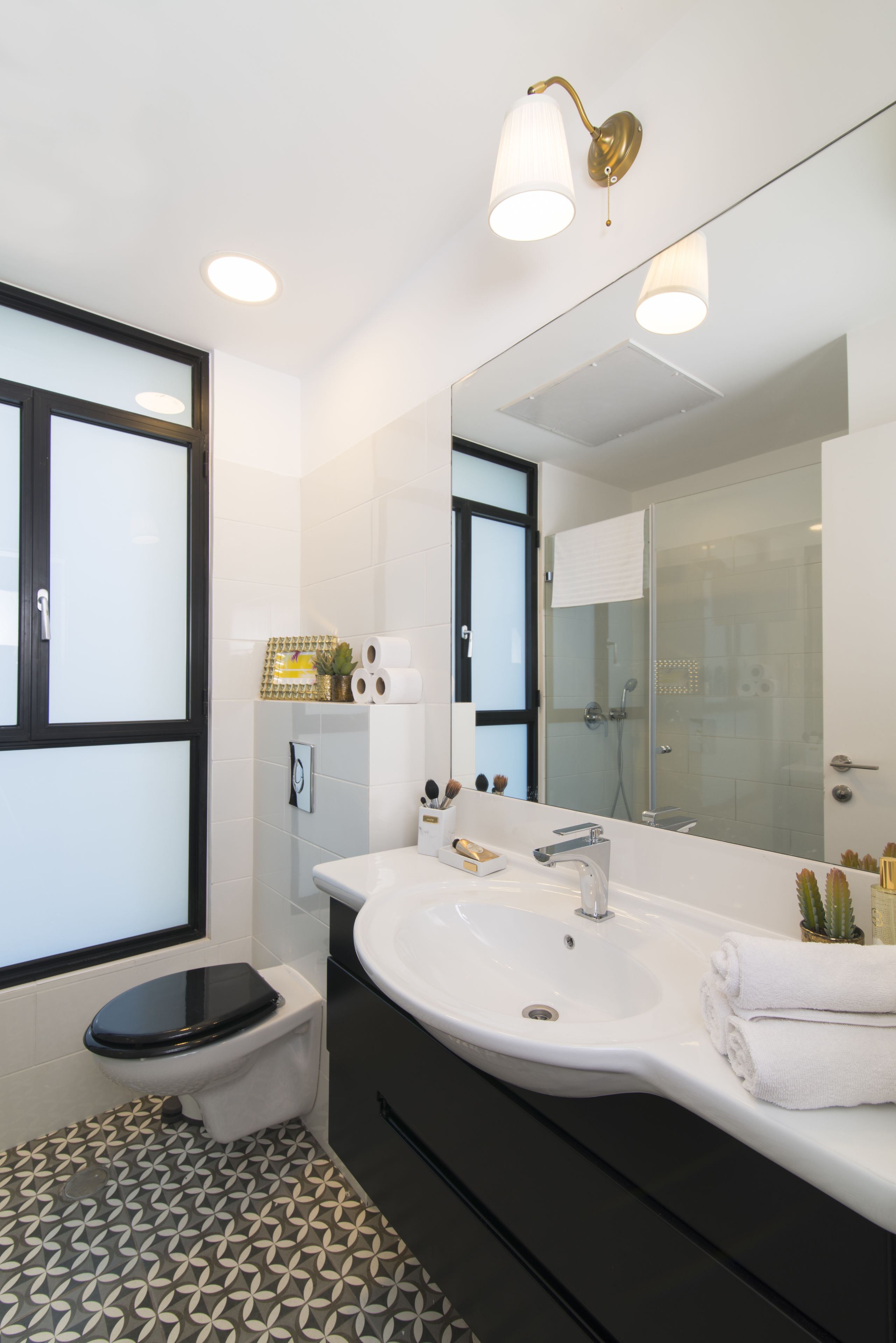 Two Bedroom Apartment with Balcony | Bathroom | Shower, free toiletries, hair dryer, towels