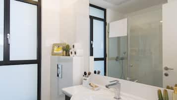 Two Bedroom Apartment with Balcony | Bathroom | Shower, free toiletries, hair dryer, towels