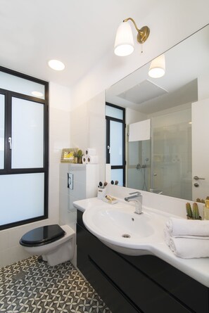 Two Bedroom Apartment with Balcony | Badezimmer | Dusche, kostenlose Toilettenartikel, Haartrockner, Handtücher