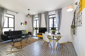 One Bedroom Apartment with City View | Soggiorno | TV a schermo piatto 42 pollici con canali via cavo, TV