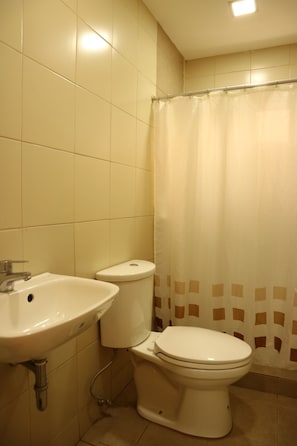 Chambre, plusieurs lits (Matrimonial) | Salle de bain | Douche, articles de toilette gratuits, serviettes fournies