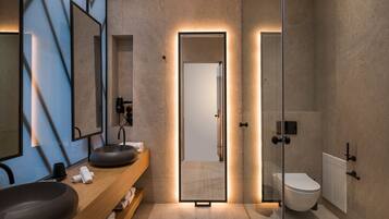 Suite – premium, sjøvendt | Bad | Dusj, designertoalettartikler, hårføner og badekåper