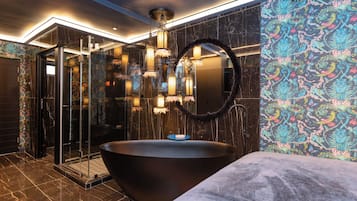 Double Room | Bathroom | Free toiletries, hair dryer