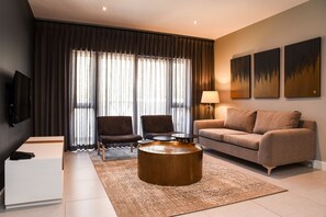 32-inch flat-screen TV with satellite channels, TV, Netflix - Mint Hotel Sandhurst (Sandton)