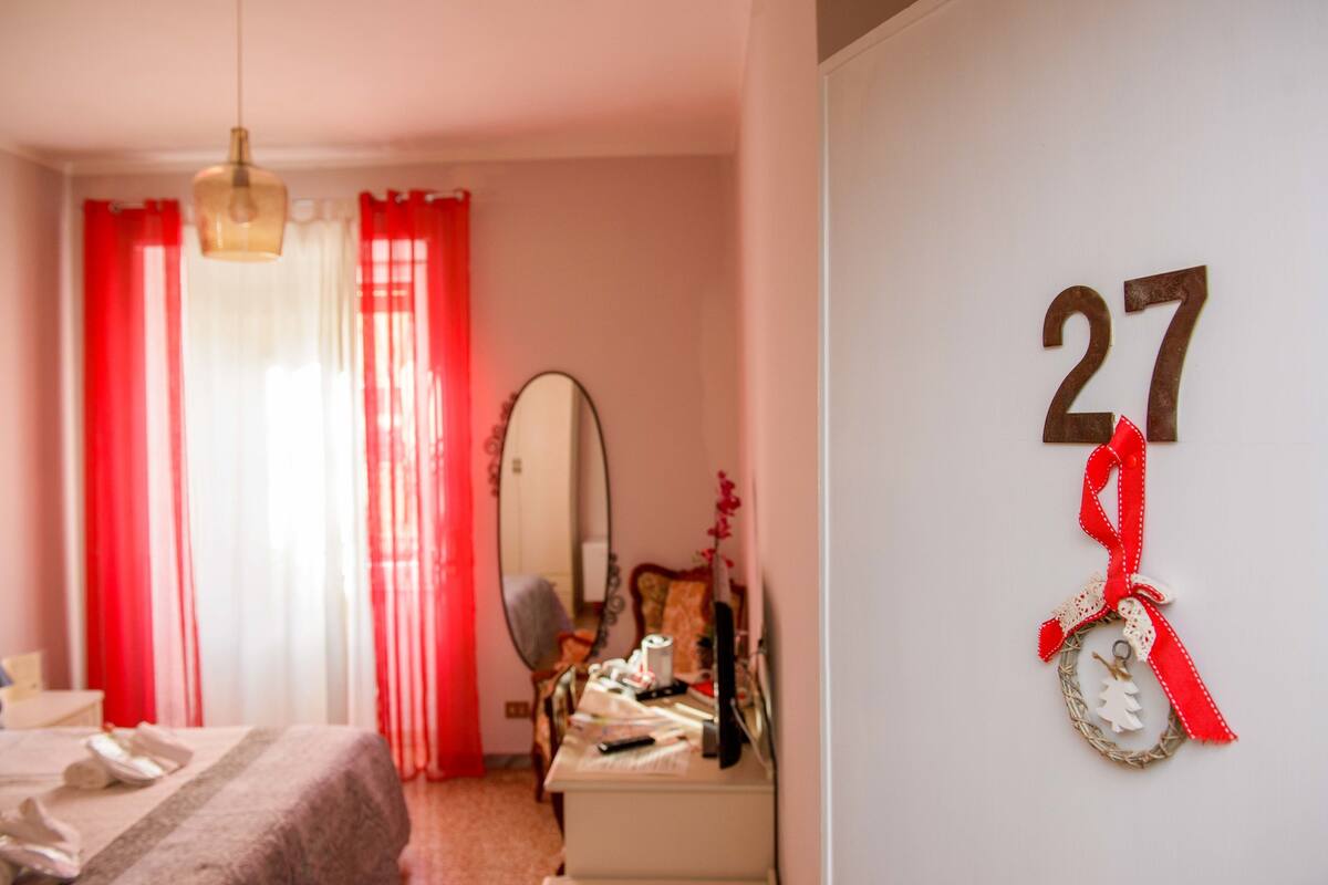 Habitación doble, baño en la habitación | Edredón, caja de seguridad en la habitación y decoración personalizada