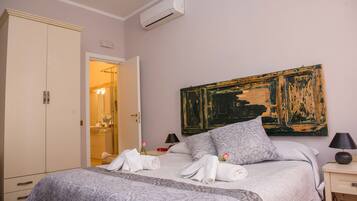 Doppelzimmer, mit Bad | Daunenbettdecken, Zimmersafe, individuell dekoriert, Schreibtisch