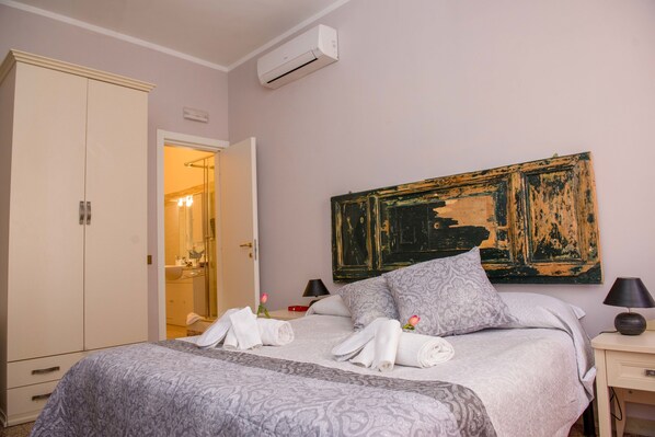 Double Room, Ensuite | Down comforters, in-room safe, individually decorated, desk