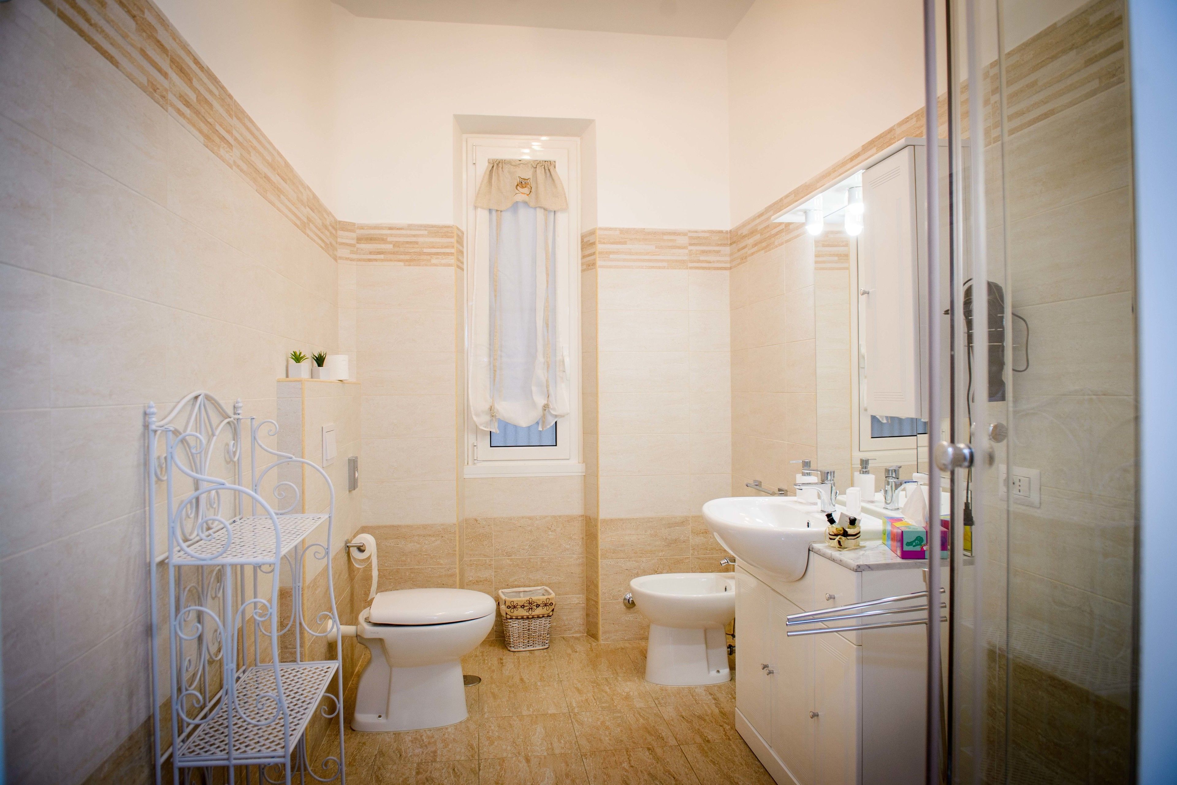 Camera doppia, bagno in camera | Bagno | Combinazione doccia/vasca, soffione a pioggia, set di cortesia gratuito