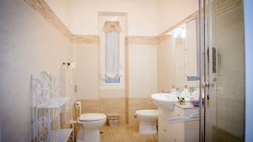 Camera doppia, bagno in camera | Bagno | Combinazione doccia/vasca, soffione a pioggia, set di cortesia gratuito