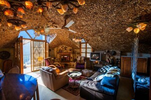 Suite familiar, chimenea | Zona de estar | Una televisión