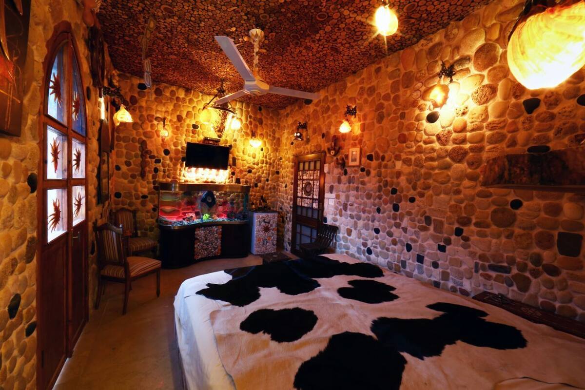 Double Room (Lovers) | Minibar, blackout drapes, WiFi (free), individually decorated