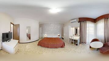 Doppia Comfort, balcone | Minibar, cassaforte in camera, una scrivania, Wi-Fi gratuito