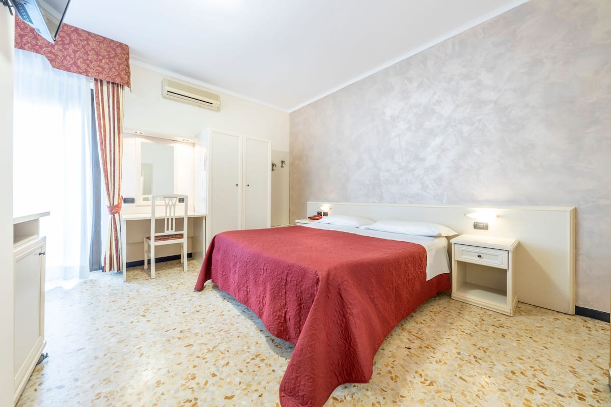 Doppia Comfort, balcone | Minibar, cassaforte in camera, una scrivania, Wi-Fi gratuito