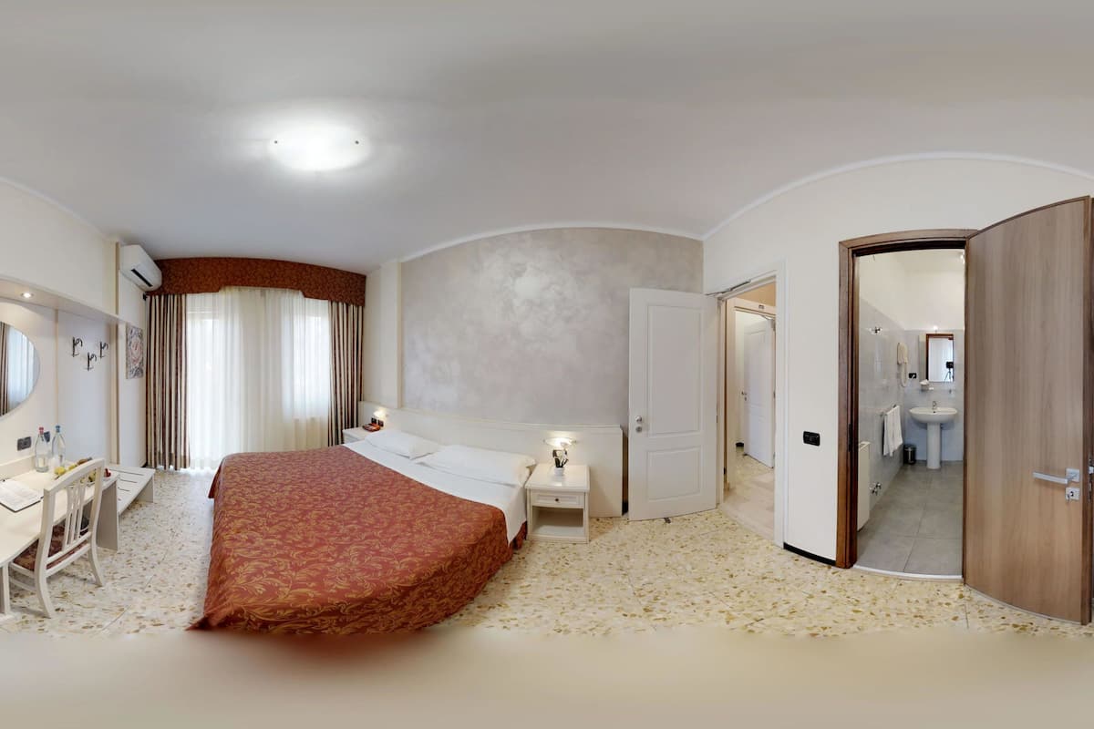 Minibar, värdeförvaringsskåp på rummet, skrivbord och gratis wi-fi