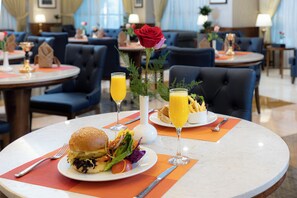 2 restaurants; breakfast, lunch, and dinner served - MADEN Hotel-مادن (Madinah)