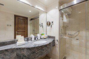 Standard Double or Twin Room | Bathroom | Free toiletries, hair dryer, slippers, towels - MADEN Hotel-مادن (Madinah)