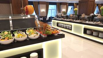 2 ristoranti, aperti a colazione e a pranzo, cucina internazionale