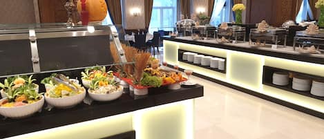 2 restaurants, breakfast, lunch, dinner served; international cuisine