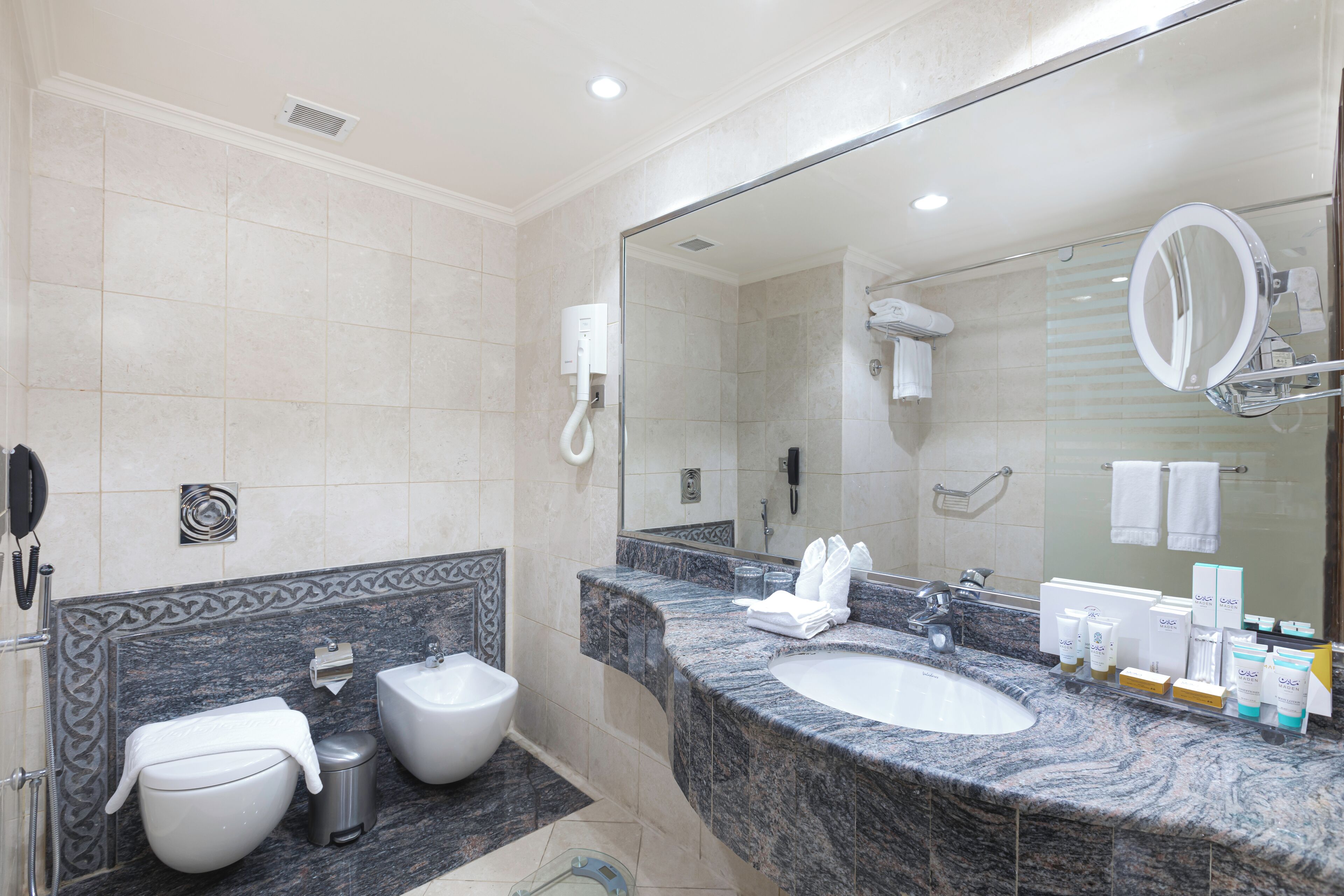 Artículos de higiene personal gratuitos, secador de pelo y zapatillas